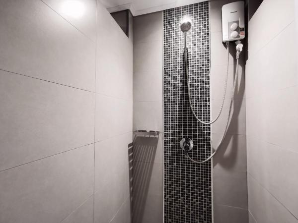 TAVEE Guesthouse : photo 6 de la chambre chambre lits jumeaux avec climatisation et salle de bains commune