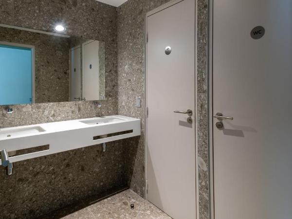 Adveniat Paris : photo 2 de la chambre lit dans dortoir femmes de 6 lits avec salle de bains commune