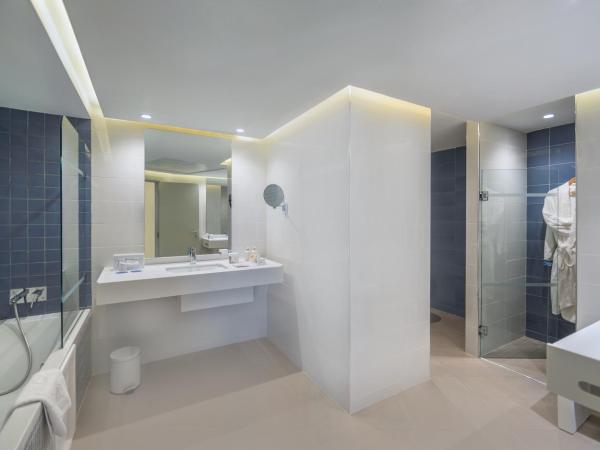 Royal Azur Thalassa : photo 6 de la chambre suite deluxe avec lit king-size