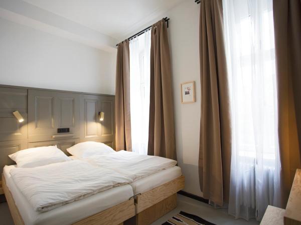 Schillinger-Berlin - dance, sleep, repeat! : photo 2 de la chambre chambre double ou lits jumeaux avec salle de bains