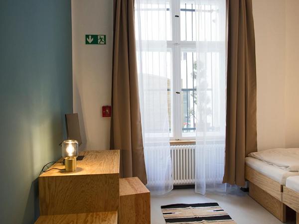 Schillinger-Berlin - dance, sleep, repeat! : photo 4 de la chambre chambre double ou lits jumeaux avec salle de bains