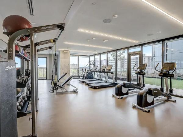 Upscale Rainey St Condo Homes - Peloton, gym, rooftop pool, wifi included : photo 7 de la chambre appartement avec terrasse