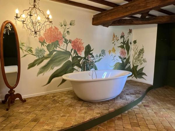 24H LE MANS Château de Lauresse chambres d'hôtes Luxe : photo 3 de la chambre chambre deluxe (2 adultes + 1 enfant)