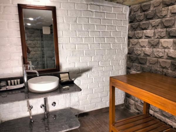 Fort JadhavGADH -A GADH Heritage Hotel : photo 10 de la chambre neem forest cottage - in room spa with complimentary in room signature massage (aroma/swedish) for couple at our spa (45 minutes with prior appointment) once during stay.