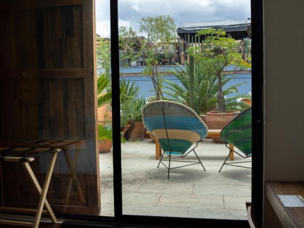 Hotel Los Amantes : photo 8 de la chambre chambre lit queen-size avec balcon