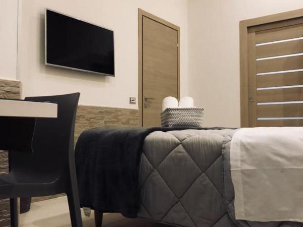 La Stella Di Napoli B&B : photo 10 de la chambre chambre double avec salle de bains privative