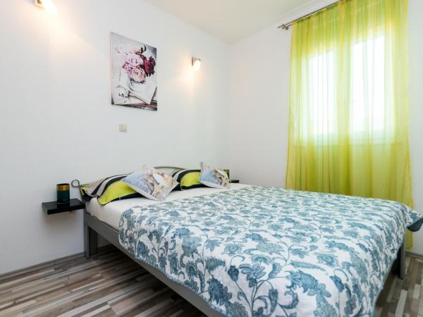 Apartments and rooms with parking space Grebastica, Sibenik - 17831 : photo 7 de la chambre appartement 3 chambres avec terrasse