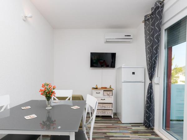 Apartments and rooms with parking space Grebastica, Sibenik - 17831 : photo 10 de la chambre appartement 3 chambres avec terrasse