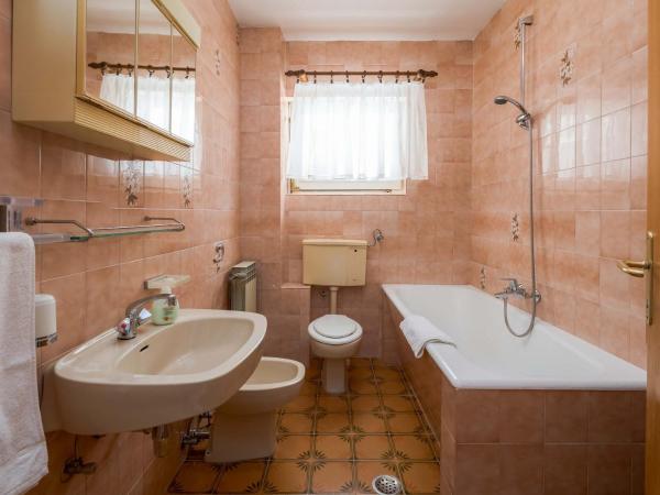 Apartments and rooms by the sea Duce, Omis - 18155 : photo 4 de la chambre appartement 1 chambre avec balcon et vue sur mer