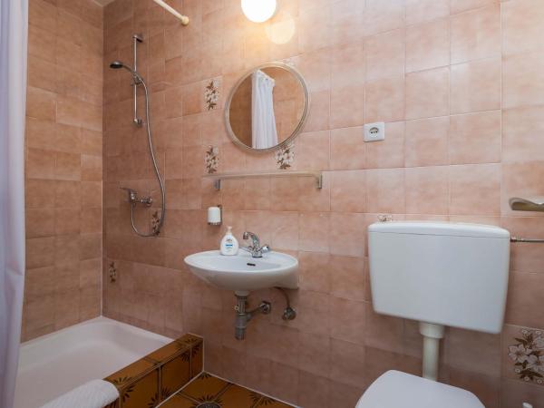 Apartments and rooms by the sea Duce, Omis - 18155 : photo 5 de la chambre appartement 2 chambres avec terrasse et vue sur la mer