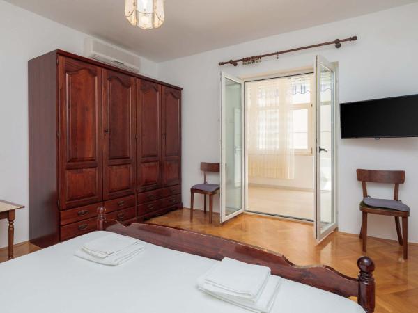 Apartments and rooms by the sea Duce, Omis - 18155 : photo 2 de la chambre appartement 2 chambres avec terrasse et vue sur la mer