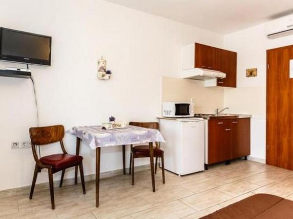 Apartments and rooms with parking space Malinska, Krk - 18193 : photo 6 de la chambre studio