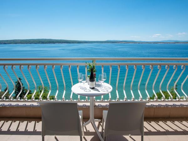 Rooms with a swimming pool Crikvenica - 18502 : photo 7 de la chambre chambre triple avec balcon - vue sur mer