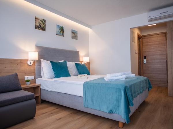 Rooms with a swimming pool Crikvenica - 18502 : photo 2 de la chambre chambre triple avec balcon - vue sur mer