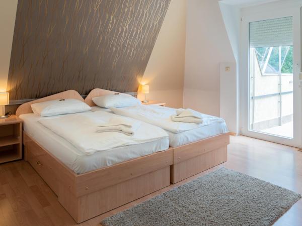 BALATONAIR Vendégház : photo 2 de la chambre chambre lits jumeaux avec balcon