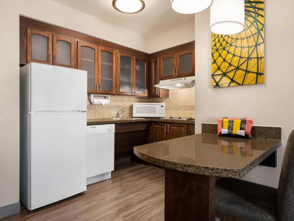 Staybridge Suites Oklahoma City-Quail Springs, an IHG Hotel : photo 5 de la chambre chambre lit king-size - baignoire accessible aux personnes à mobilité réduite - non-fumeurs