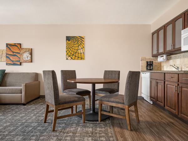 Staybridge Suites Oklahoma City-Quail Springs, an IHG Hotel : photo 3 de la chambre suite lit queen-size