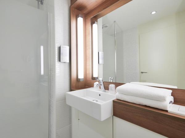 Campanile Lille Euralille : photo 2 de la chambre chambre double standard (2 adultes + 1 enfant)