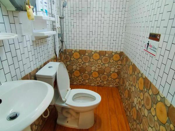 Ruenthip Homestay : photo 5 de la chambre chambre lit king-size - vue sur jardin