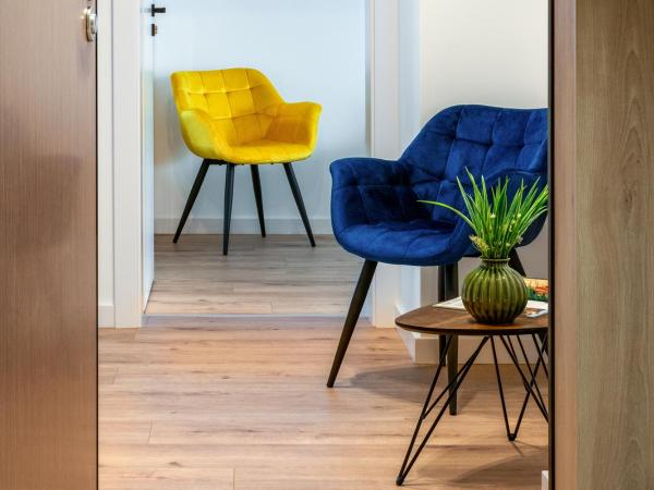 InPoint Apartments G15 near Old Town & Kazimierz : photo 3 de la chambre suite lit king-size avec balcon