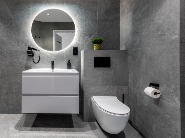 InPoint Apartments G15 near Old Town & Kazimierz : photo 8 de la chambre suite lit king-size avec balcon