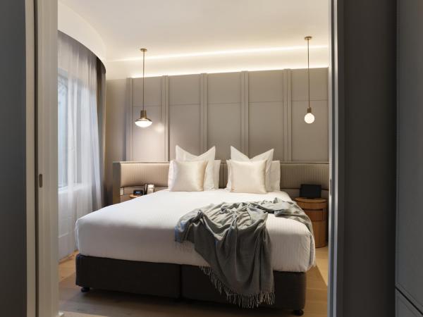 The Porter House Hotel Sydney - MGallery : photo 2 de la chambre suite junior avec un lit king-size