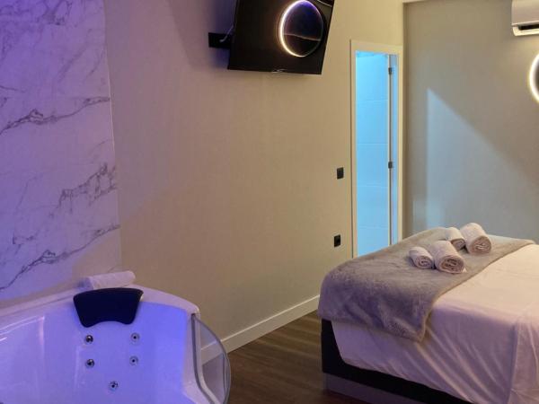 DAOS Suites & Terrace Marbella : photo 9 de la chambre suite deluxe avec baignoire spa