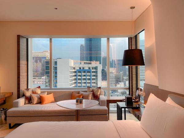 Le Meridien Bangkok : photo 3 de la chambre chambre d'angle deluxe avec 1 lit king-size