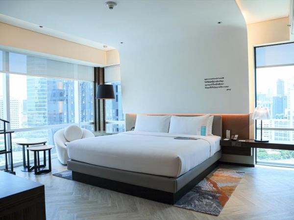 Le Meridien Bangkok : photo 1 de la chambre suite d'angle avec lit king-size 