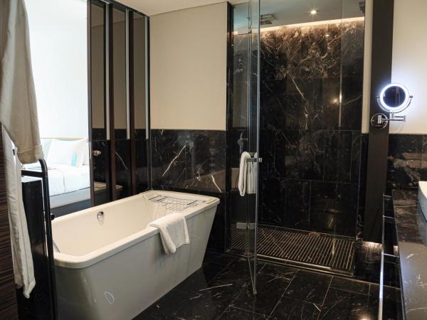 Le Meridien Bangkok : photo 4 de la chambre suite d'angle avec lit king-size