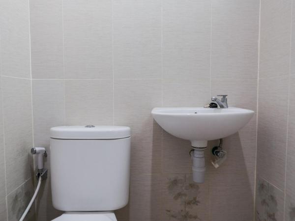KoolKost Syariah near Green Pramuka Square Mall - Minimal Stay 6 Nights : photo 10 de la chambre chambre double standard