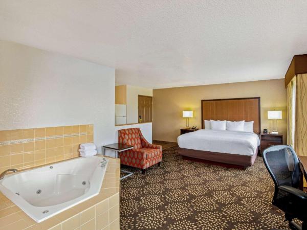 La Quinta by Wyndham Las Vegas RedRock/Summerlin : photo 1 de la chambre 1 king bed, deluxe studio suite, various views, non-smoking