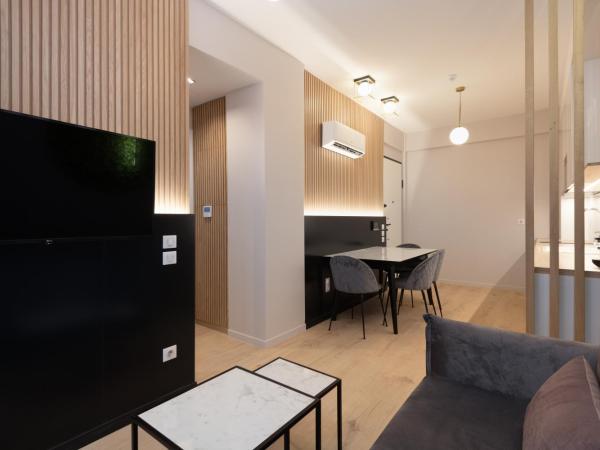 LUX&EASY Athens Downtown Residences : photo 7 de la chambre suite avec jardin privé et jacuzzi