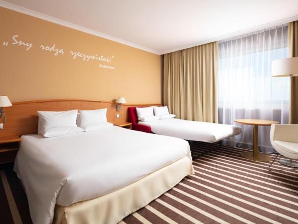 Novotel Poznan Centrum : photo 2 de la chambre chambre standard avec lit queen-size et canapé