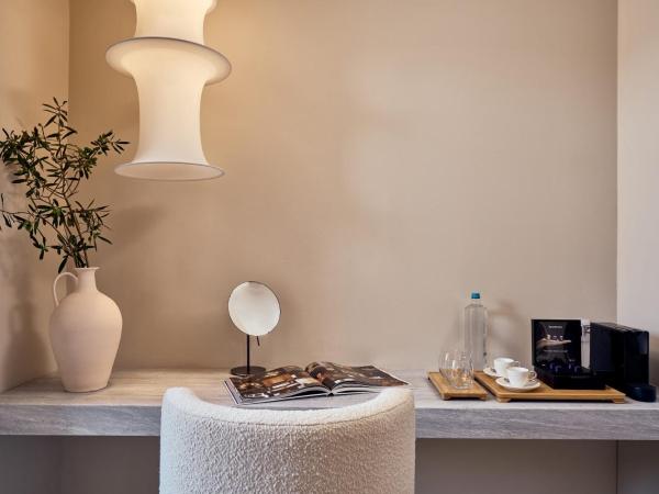 Mykonos Theoxenia, a member of Design Hotels : photo 6 de la chambre chambre supérieure - vue latérale sur mer