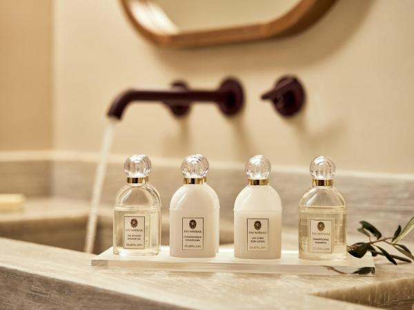 Mykonos Theoxenia, a member of Design Hotels : photo 8 de la chambre suite de luxe - vue sur jardin