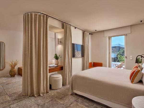 Mykonos Theoxenia, a member of Design Hotels : photo 2 de la chambre suite de luxe - vue sur jardin