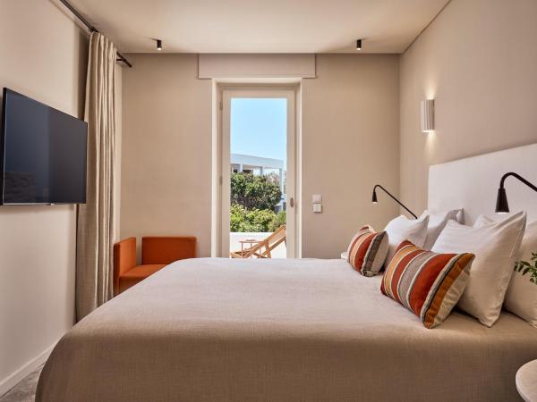 Mykonos Theoxenia, a member of Design Hotels : photo 3 de la chambre suite de luxe - vue sur jardin