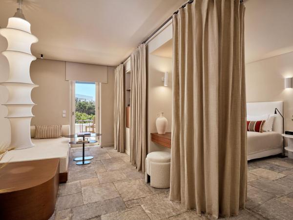 Mykonos Theoxenia, a member of Design Hotels : photo 4 de la chambre suite de luxe - vue sur jardin