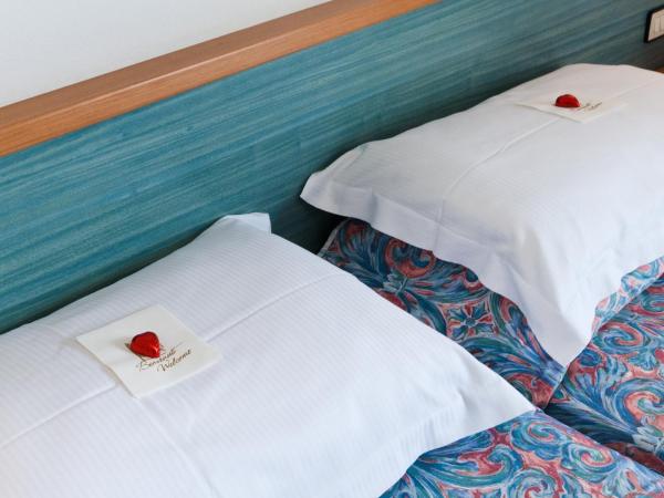 Hotel Ariston : photo 2 de la chambre chambre triple avec balcon