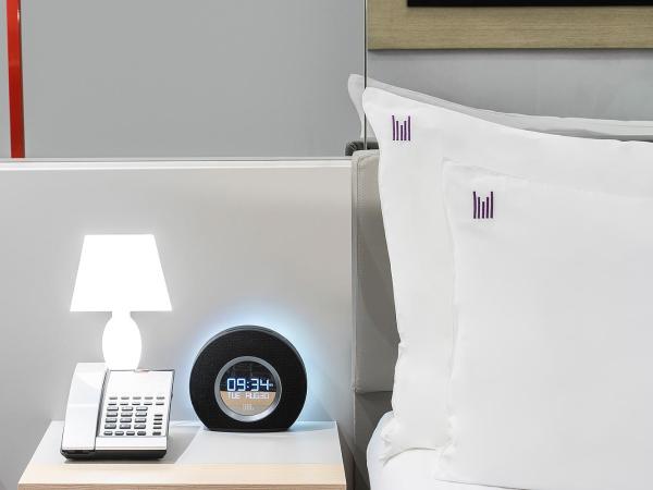 Studio M Arabian Plaza Hotel & Hotel Apartments : photo 1 de la chambre chambre lit king-size urbaine - service de navette gratuit pour plage d'al mamzar et centre-ville de deira