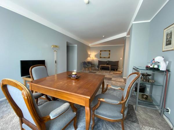 Thermal Hotels & Walliser Alpentherme Leukerbad : photo 7 de la chambre suite lit king-size grand bain