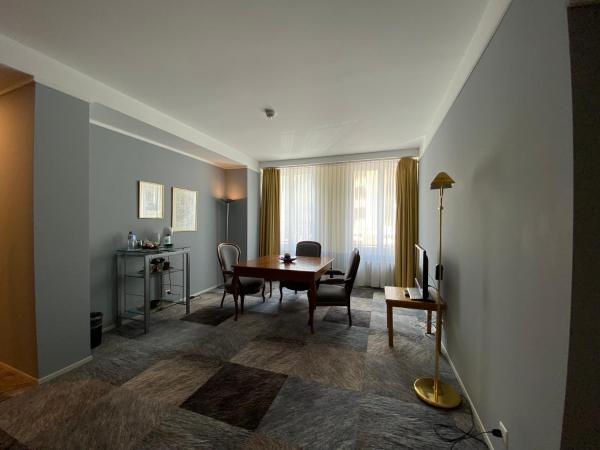 Thermal Hotels & Walliser Alpentherme Leukerbad : photo 4 de la chambre suite lit king-size grand bain