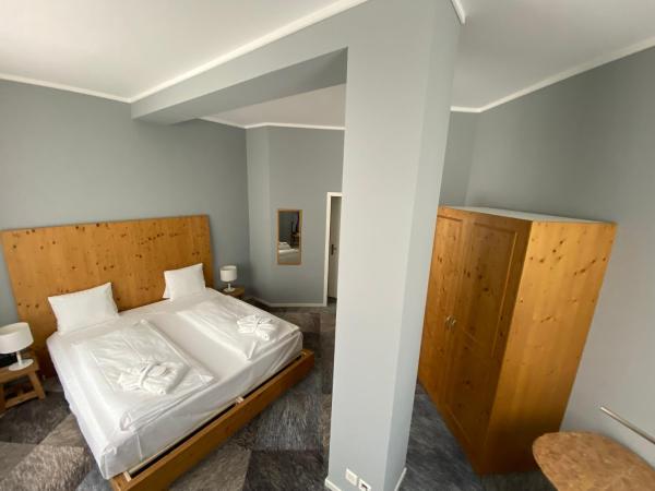Thermal Hotels & Walliser Alpentherme Leukerbad : photo 9 de la chambre suite lit king-size grand bain