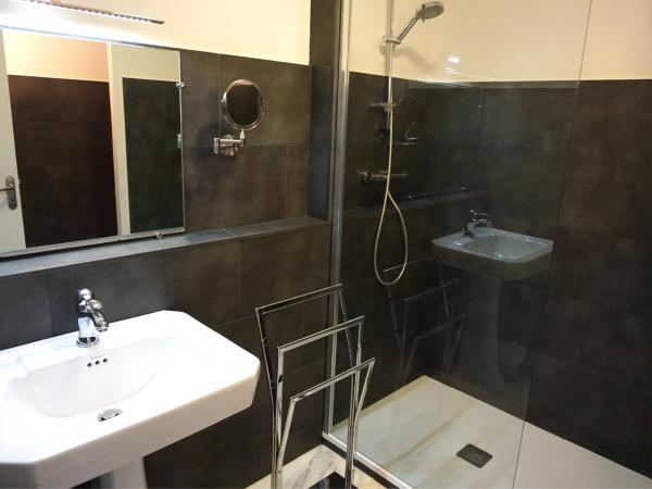 Hôtel Le Glacier : photo 2 de la chambre chambre triple