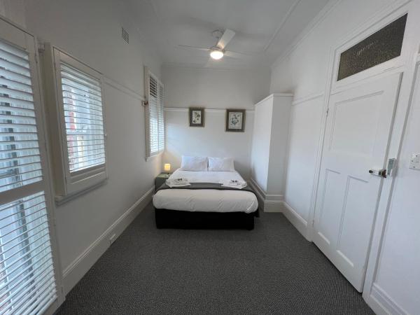 Hotel Concord : photo 5 de la chambre chambre lit queen-size avec salle de bains commune