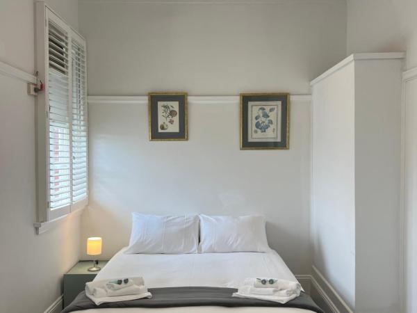 Hotel Concord : photo 7 de la chambre chambre lit queen-size avec salle de bains commune