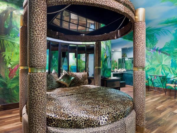 Americas Best Value Platinum Inn & Suites : photo 1 de la chambre hébergement 1 lit king-size avec jacuzzi