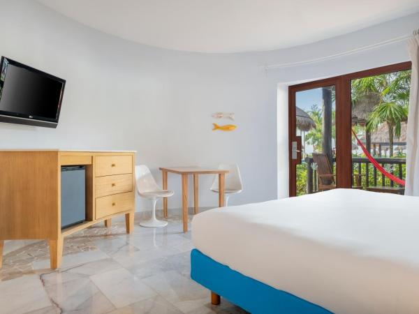 Iberostar Waves Cozumel - All Inclusive : photo 2 de la chambre hébergement double - vue sur piscine (1 adulte)