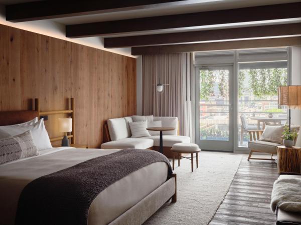 1 Hotel Nashville : photo 2 de la chambre chambre lit king-size avec balcon